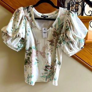 Express Top Pullover Short Balloon Sleeves Size Medium Green & Rose Florals NWT